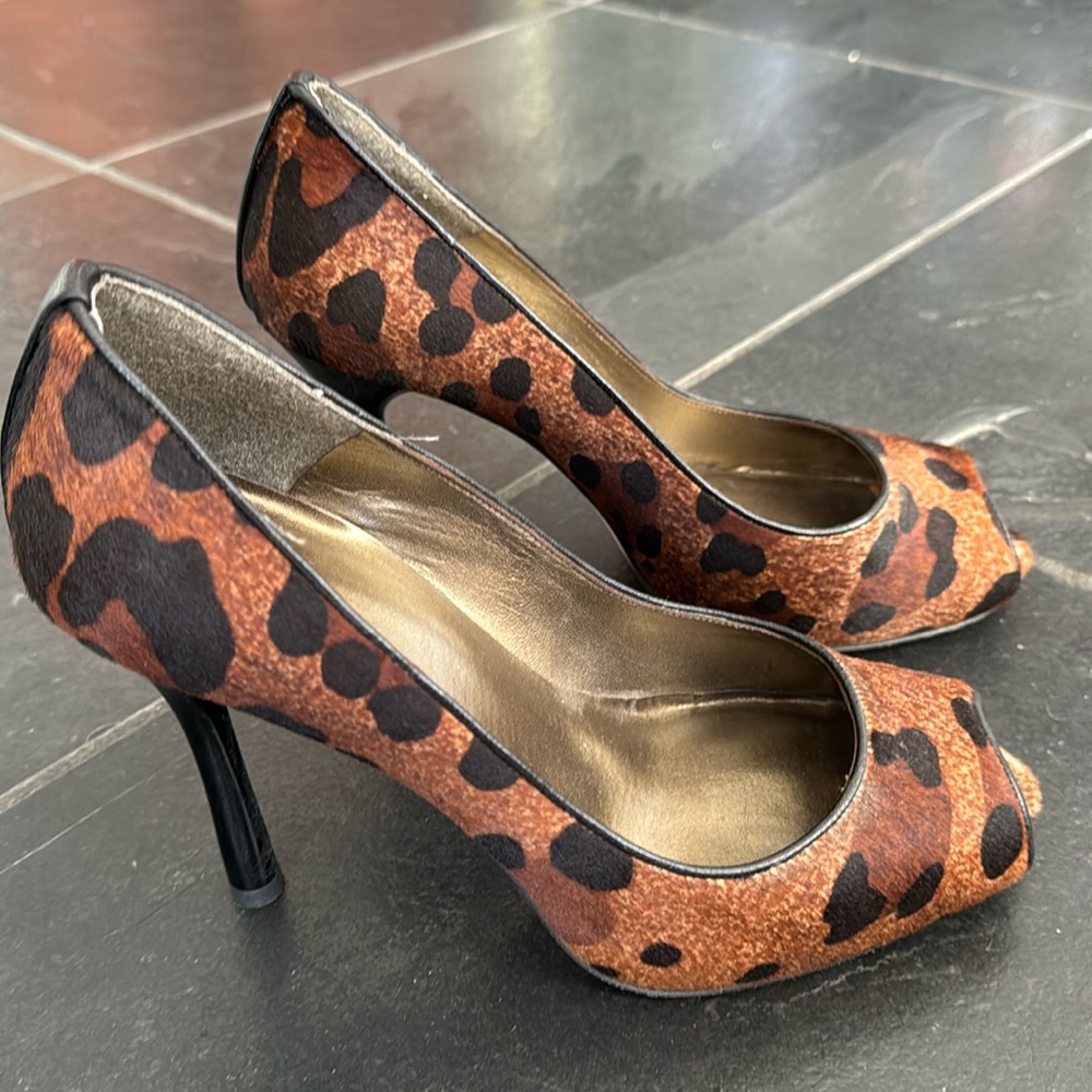 Gorgeous calf hair Stuart Weitzman peep toes! - Picture 1 of 6